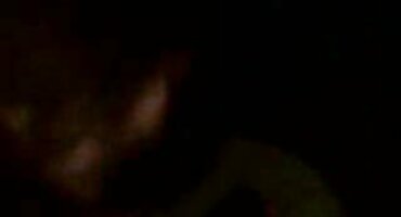 simmy sex Brunette shoves phim sex lon luan máy rung trong âm hộ của cô.